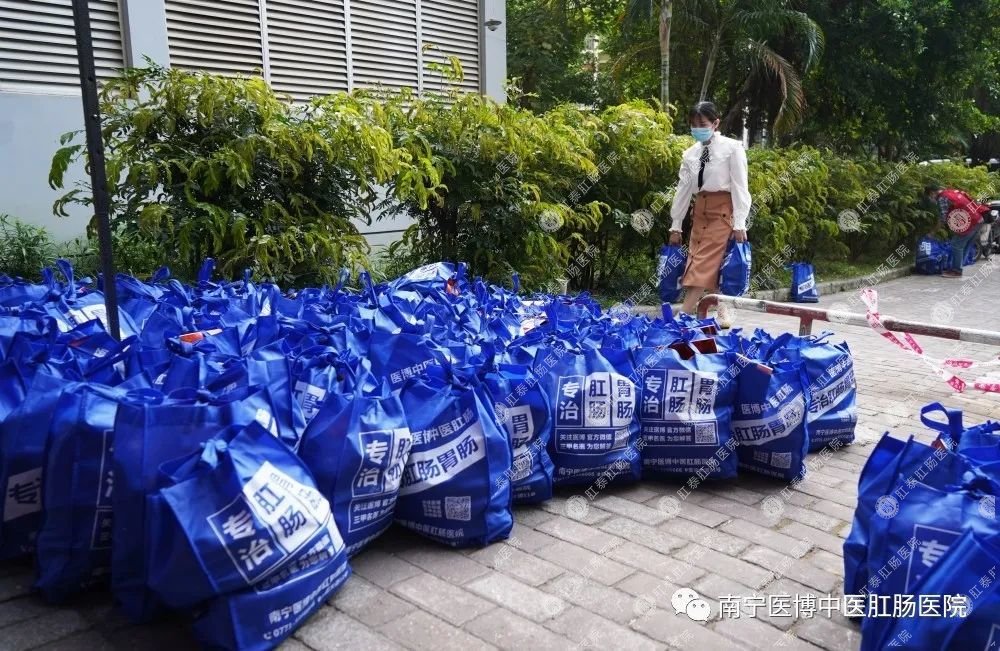 獻(xiàn)愛心·戰(zhàn)疫情|我院支部走進(jìn)安吉華都小區(qū)開展捐物活動(dòng)